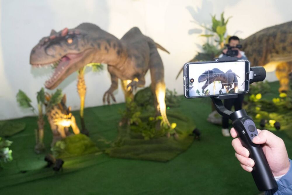 自贡灯会的仿真恐龙有哪些互动功能？