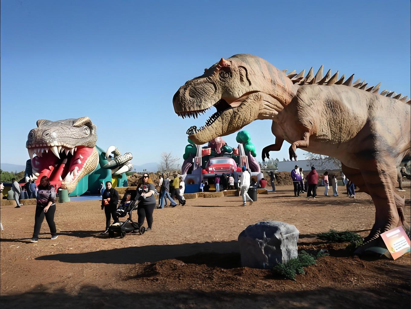 公园里的仿真恐龙雕塑：穿越时空的史前探险