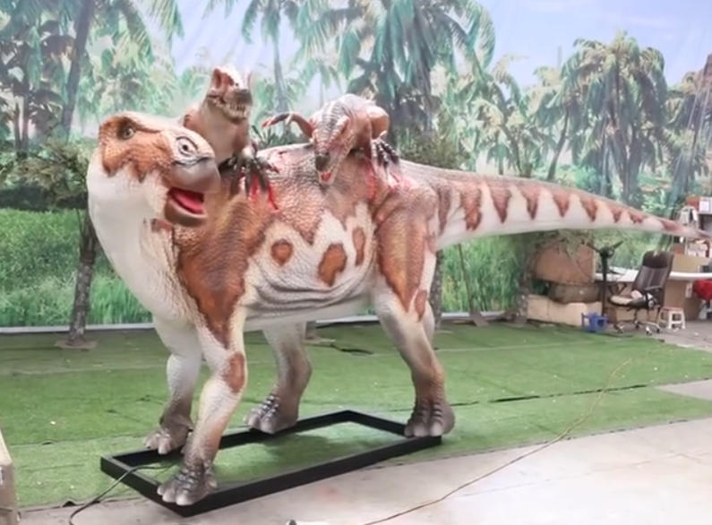 史前猎场：仿真恐龙雕塑中的狩猎场景